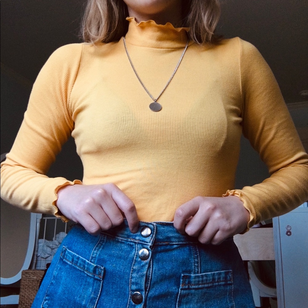 ❗️SOLD❗️Hollister Mustard Ribbed Turtleneck Size S